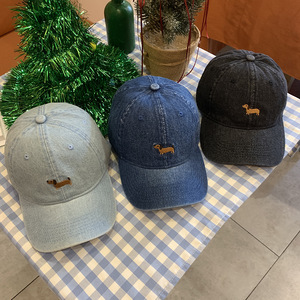 Gorra de Béisbol Deportiva de 6 Paneles con Bordado de Perro Salchicha Dibujado en Color Azul Claro, Marino y Negro, Estilo Vaquero Desgastado - Product Image 2