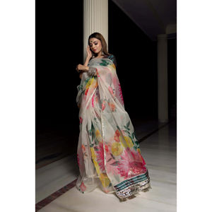 Sari en organza de soie Offwhite le plus vendu |    Chemise en taffetas de soie verte |   Sari tendance à motifs floraux pour femme en vente - Product Image 1