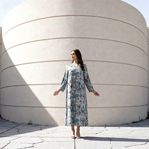 Abaya de Poliéster con Estampado de Lujo para Mujeres Musulmanas - Vestido Elegante Personalizado con Nuevo Diseño, Proveedor Mayorista de Moda - Product Image 1