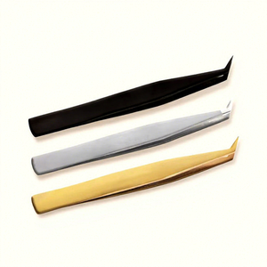 Pince à épiler professionnelle de haute qualité en acier inoxydable à poignée droite pour extensions de cils, pointe en plasma dorée, revêtement papier, NOMZI - Product Image 1
