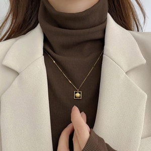 Collier ras du cou en acier inoxydable plaqué or 18 carats pour femme, style océan, avec perles carrées noires en acrylique et bordure coquillage - Product Image 5