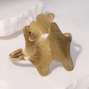 Bracelet en acier inoxydable inaltérable et étanche, design créatif Ginkgo Biloba, luxe léger, haut de gamme, ne se décolore pas - Product Image 4