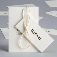 Étiquettes à vêtements avec Logo personnalisé étiquettes de marque Logo de marque blanc mat papier vêtements étiquettes volantes pour accessoires bas quantité minimale de commande