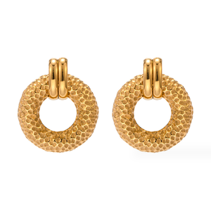 Pendientes redondos impermeables de acero inoxidable chapados en oro de 18 quilates con patrón de martillo en forma de O Zhilin para niñas - Product Image 6