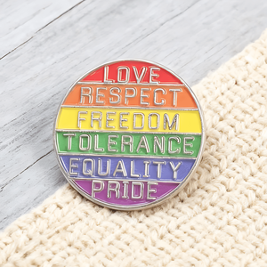 Broche Arc-en-ciel Allié LGBTQ avec Rayures Colorées - L'Amour N'a Pas de Définition - Brille de Tant Qu'Il Te Plaît d'être Ton Vrai Moi - Parfaite pour un Usage Quotidien - Product Image 6