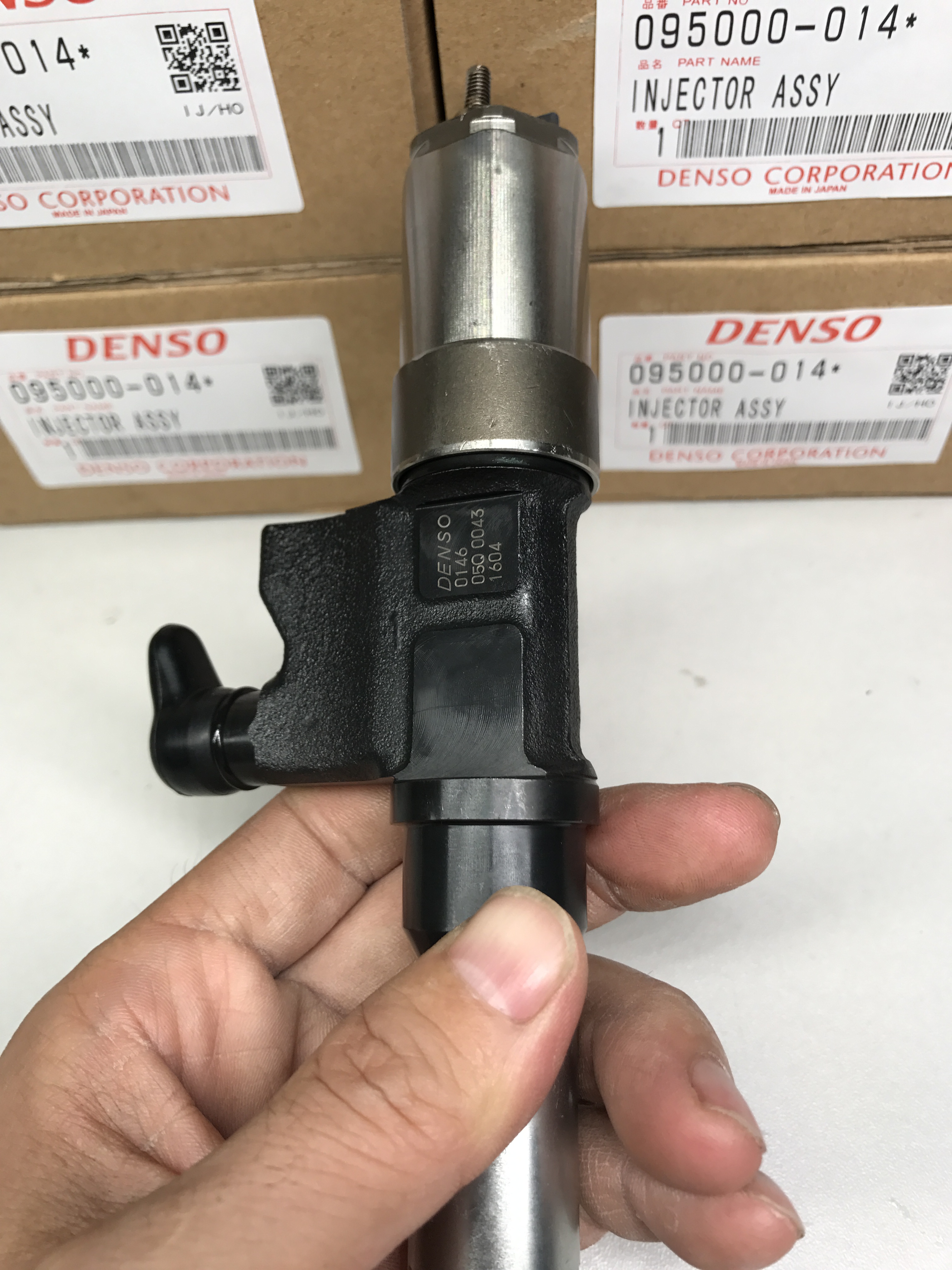 High Quality Diesel Engine Fuel Injector 095000-0285 Common Rail Fuel Injector 23910-1136 23910-1135 For HINO