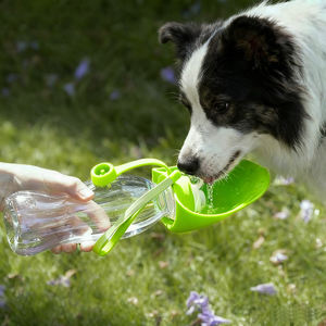 Bouteille d'eau portable lumineuse pour chien, personnalisée au Vietnam, pour voyage en extérieur, avec distributeur de feuilles, en silicone et ABS - Product Image 4
