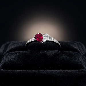 Bague SARVOTTAM de luxe pour femme en or blanc 14 carats, sertie de rubis de laboratoire taille poire double et de diamants de laboratoire en forme de cœur - Product Image 1