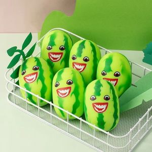 Jouet anti-stress en forme de pastèque, célèbre sur internet, peluche créative en forme de fruit, figurine décorative en forme de pastèque, un incontournable - Product Image 1