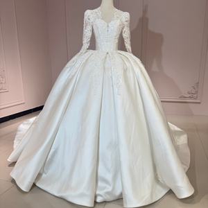 Robes de mariée exclusives en dentelle brodée satinée DW0190, col en V - Product Image 1