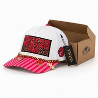 Gorra de Béisbol Bordada en 3D Personalizada al por Mayor, Gorra Snapback con Visera Rosa a Rayas, Adornos de Cadena Dorada y Parche con Estampado de Leopardo