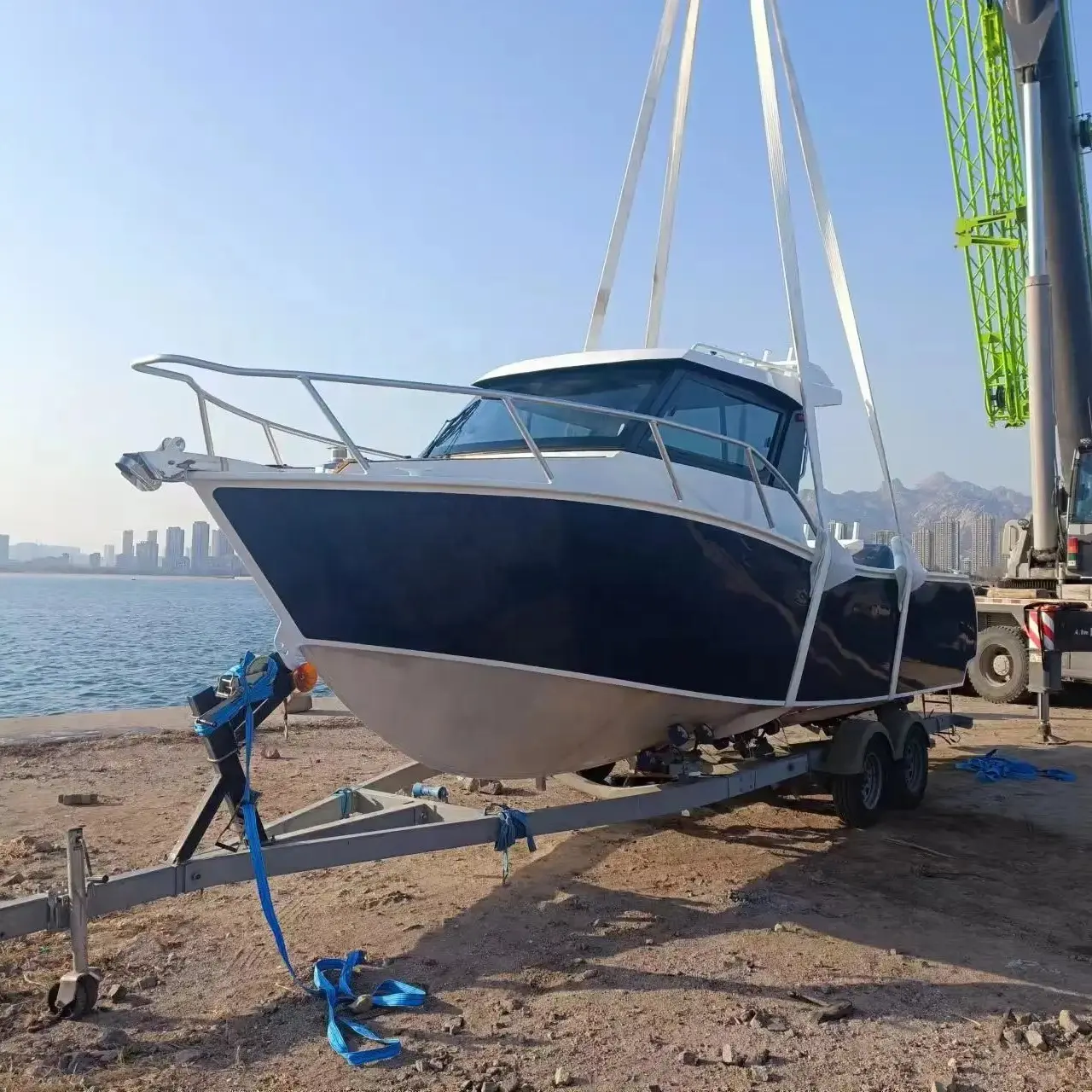 Barco de pesca aquática grande de 25 pés em alumínio com aquário vivo, barco de diversão para esportes aquáticos, 2024