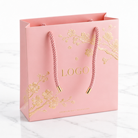 Sac cadeau en papier doré floral personnalisé avec poignée torsadée, sac de shopping de luxe imprimé avec logo personnalisé