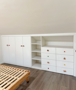 Armadio su Misura per Soffitta con Design a Soffitto Inclinato, Ripiani Aperti e Cassetti Multipli per <span class=keywords><strong>Camera</strong></span> <span class=keywords><strong>da</strong></span> <span class=keywords><strong>Letto</strong></span> con Tetto Inclinato - Product Image 2