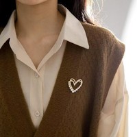 Broche de perlas de doble capa con forma de corazón, elegante pin de solapa, accesorio versátil para abrigos, trajes y vestidos, con alfiler de seguridad antideslizante para mujer