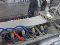 Ligne d'extrusion de faux plafond en PVC, machine à profilés en plastique / machine à fabriquer des panneaux muraux en PVC WPC, Turquie, Pakistan, Kirghizistan, Malaisie