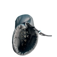 Bottes verrouillables avec semelle à rivets stimulants pour les amateurs de couches ABDL et les jeux de régression d'âge