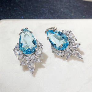 Orecchini a perno verdi E1537 con perle e design a fiore intarsiato, montatura a griffe, in lega, gioielli romantici da donna per feste - Product Image 4