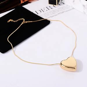 Collar con colgante de corazón de diseño Simple personalizado para mujer a la moda - Product Image 4