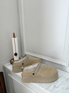 Las botas de nieve UG están hechas de tela y presentan propiedades antideslizantes y resistentes al agua, lo que las hace adecuadas para uso en interiores. - Product Image 3