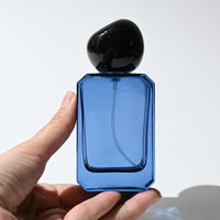 Vente en gros de flacons de parfum rectangulaires biseautés personnalisés de 50 ml avec bouchon en forme de galet irrégulier, logo personnalisé OEM disponible