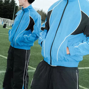 ชุดกีฬาผู้ชายแบบสตรีทแวร์น้ำหนักเบาและกางเกงกีฬาแบบสะท้อนแสง ชุดสองชิ้น สามารถปรับแต่งได้ - Product Image 3