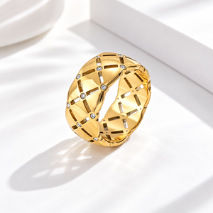 Anillo de Zirconia con Rejilla Dorada, Acero Inoxidable, Chapado al Vacío en Oro de 14K, Joyería Geométrica de Banda Ancha - Product Image 1