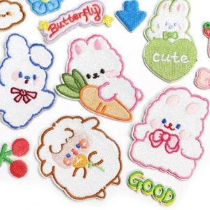 Broderie de moutons et de lapins mignons tenant des carottes, pouvant être appliquées sur les vêtements - Product Image 1
