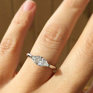 Anello da Donna con Pietra a Forma di Marquise, Gioiello Minimalista per Dito - Product Image 2