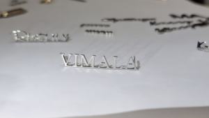 Productos de Venta caliente etiqueta de <span class=keywords><strong>metal</strong></span> personalizada marcas logotipos <span class=keywords><strong>metal</strong></span> letra <span class=keywords><strong>Logo</strong></span> etiqueta diseño bolso <span class=keywords><strong>metal</strong></span> <span class=keywords><strong>logo</strong></span> etiquetas placa - Product Image 3