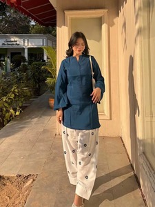 Conjunto de Salwar Kameez Étnico de Diseñador en Oferta, Elegante para Compromisos, Fiestas y Festivales, Disponible a Precio de Exportación - Product Image 1