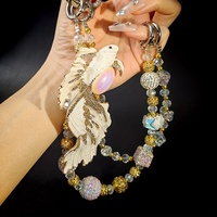 Exquisito colgante para teléfono móvil con diseño de pez de la suerte, diseño brillante con diamantes, cadena doble a juego, elegante y lujoso en oro y blanco.