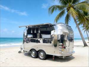 Remorque alimentaire en aluminium haute capacité avec gril et friteuse pour la restauration événementielle à grande échelle, festivals et événements de confiserie - Product Image 4