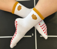 Chaussettes de yoga et de Pilates personnalisées OEM ODM, antidérapantes, avec grip, broderie mignonne, épaisses, résistantes, anti-boulochage, en coton