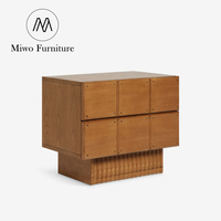 Table de chevet moderne du milieu du siècle en bois massif avec base cannelée, tiroir modulaire et rangement pour chambre à coucher et mobilier de maison
