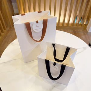 Eco-Friendly Custom Logo <b>Wedding</b> Candy Shopping <b>Bag</b> Packaging Paper <b>Gift</b> <b>Bag</b> Clothing Shop Paper <b>Bags</b> with Hang Tag - Product Image 2