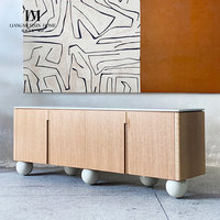 Buffet en bois avec plateau blanc, pieds crème, 4 portes, poignées à rainures, grain vertical, style moderne et minimaliste, pour salon et salle à manger