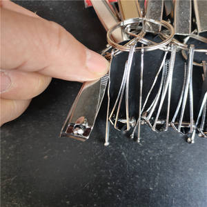 Venta al por mayor de 2 Yuan Store: Cortaúñas (12 piezas por paquete, incluye cortaúñas y limpiador de oídos), llaveros, directo de fábrica - Product Image 2