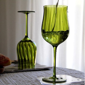 Coupe <span class=keywords><strong>à</strong></span> <span class=keywords><strong>vin</strong></span> en cristal soufflé <span class=keywords><strong>à</strong></span> la main, personnalisée, <span class=keywords><strong>à</strong></span> <span class=keywords><strong>pied</strong></span> haut, épaissie, style vintage moderne, simple, verte, côtelée, 200 ml - Product Image 1