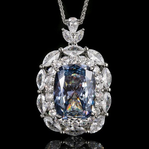 Collier Pendentif Grand Halo en Laiton avec Zircon Cubique de Haute Qualité Anti-ternissement Style Vintage pour Cadeau de Festival - Vente en Gros - Product Image 4