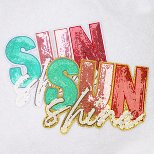 Venta al por mayor de parches de letras bordadas personalizados bonitos diseño de Sol de vacaciones de verano con <span class=keywords><strong>lentejuelas</strong></span> en la ropa con forma de letra inglesa - Product Image 1