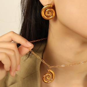 Conjunto de Collar y Pendientes Espirales Chapados en Oro para Mujer, Acero Inoxidable, Joyería de Moda, Diseño de Concha, Estilo Moderno - Product Image 4