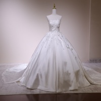 Robe de mariée de luxe classique 26113D en satin et dentelle florale, longueur ras du sol, grande taille, style robe de bal, ornée de perles