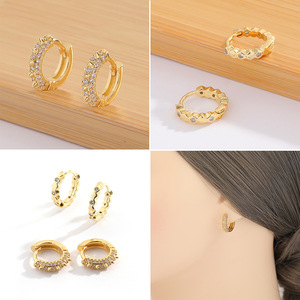 Boucles d'oreilles Huggies plaquées or 18 carats en zircon cubique, nouveauté géométrique pour femmes et jeunes filles, vente en gros à prix abordable - Product Image 4