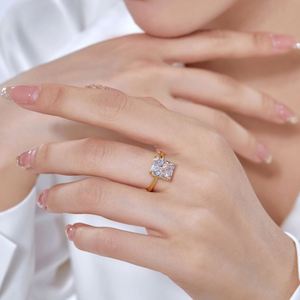 Bague de fiançailles rectangulaire Dylam Luxury en argent S925, sertie de zircone 8A de 4 carats, taille glace pilée super brillante pour femme - Product Image 2