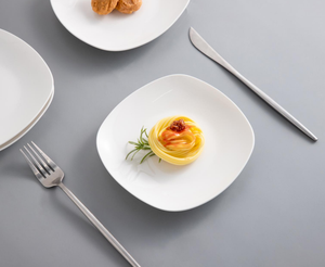 Assiette carrée à coins arrondis en porcelaine fine de 7 pouces, en stock, prix usine, vente en gros, logo personnalisé pour hôtels et restaurants - Product Image 1