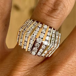 Anello futuristico da donna, stile street cool, gioiello da dito alla moda e brillante - Product Image 1