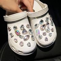 Vente en gros de breloques de luxe en métal avec strass pour chaussures de créateurs breloques mode en diamant accessoires de décoration de chaussures type sabot breloque