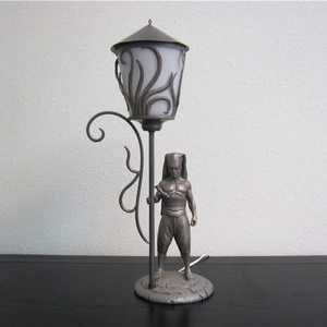 Sculpture de lampadaire en métal fini pour la décoration d'entrée de jardin - Product Image 1