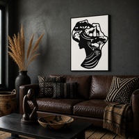 Décoration murale en alliage noir mat avec cadre, motif femme africaine en safari, pour espaces commerciaux, salons, boutiques, condos et intérieurs professionnels.